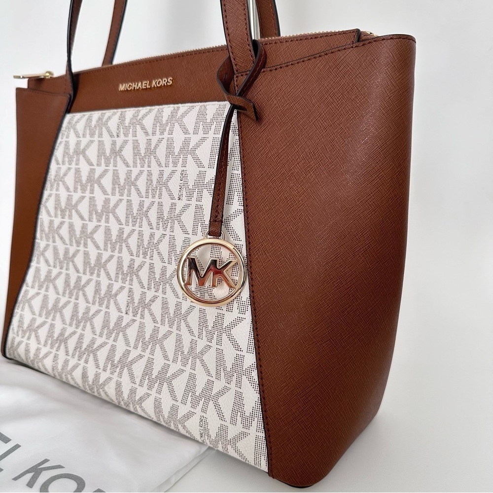 New Michael Kors Maddie Signature Tote  Carryall Bag in Vanilla - Picture 5 of 16